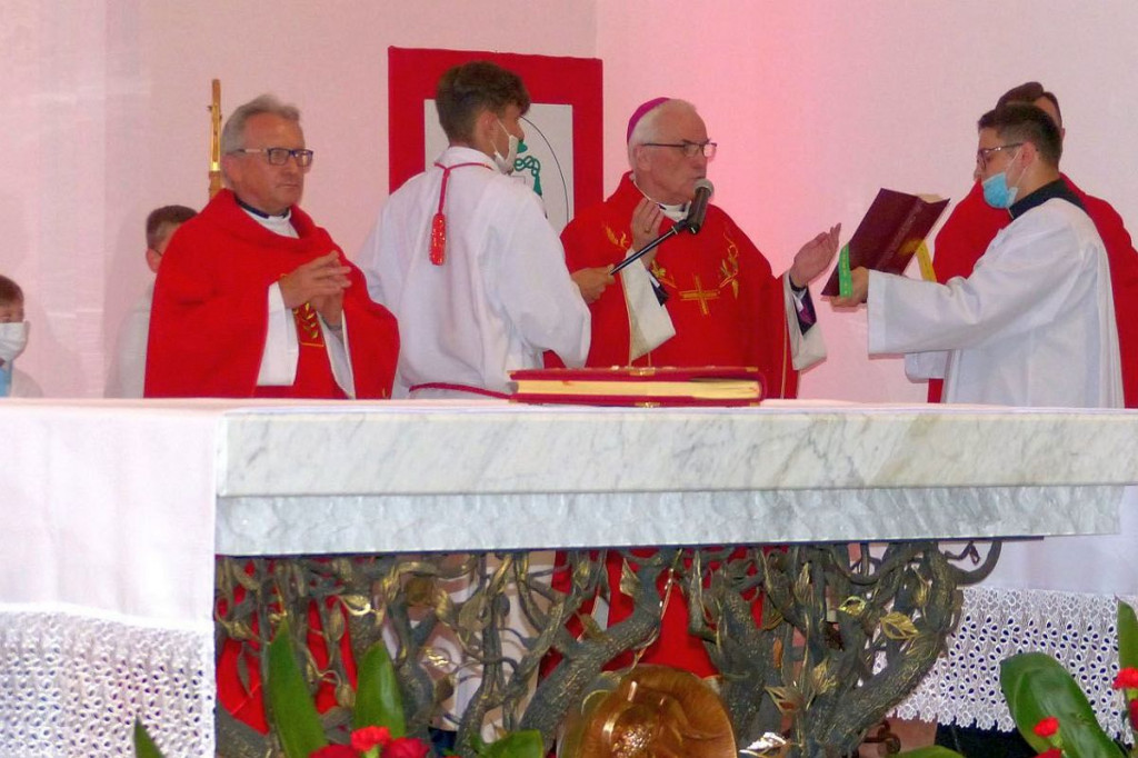 Biskup udzielił bierzmowania. W kościele przy ul. Nowej [ZDJĘCIA]