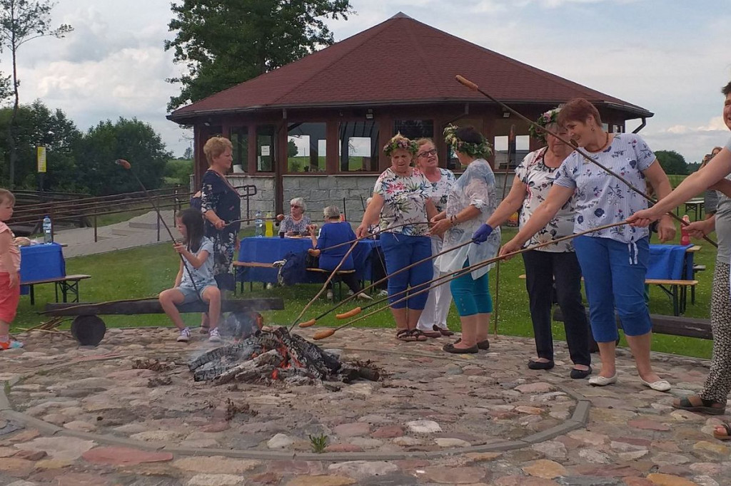 Były wianki, ognisko i biesiada. Tak witano lato przy szkole w Zbicznie [ZDJĘCIA]