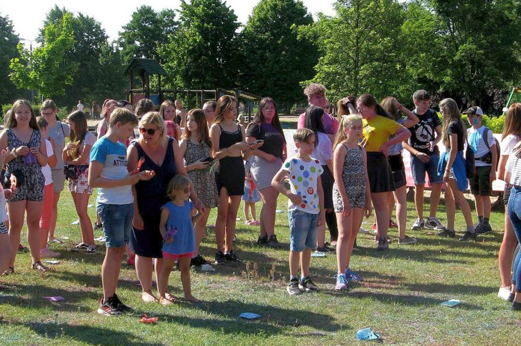 Rozbawiona młodzież nad Niskim Brodnem [ZDJĘCIA]