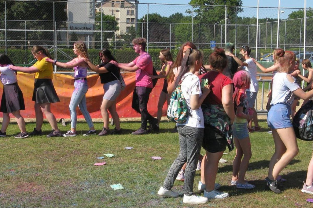 Rozbawiona młodzież nad Niskim Brodnem [ZDJĘCIA]
