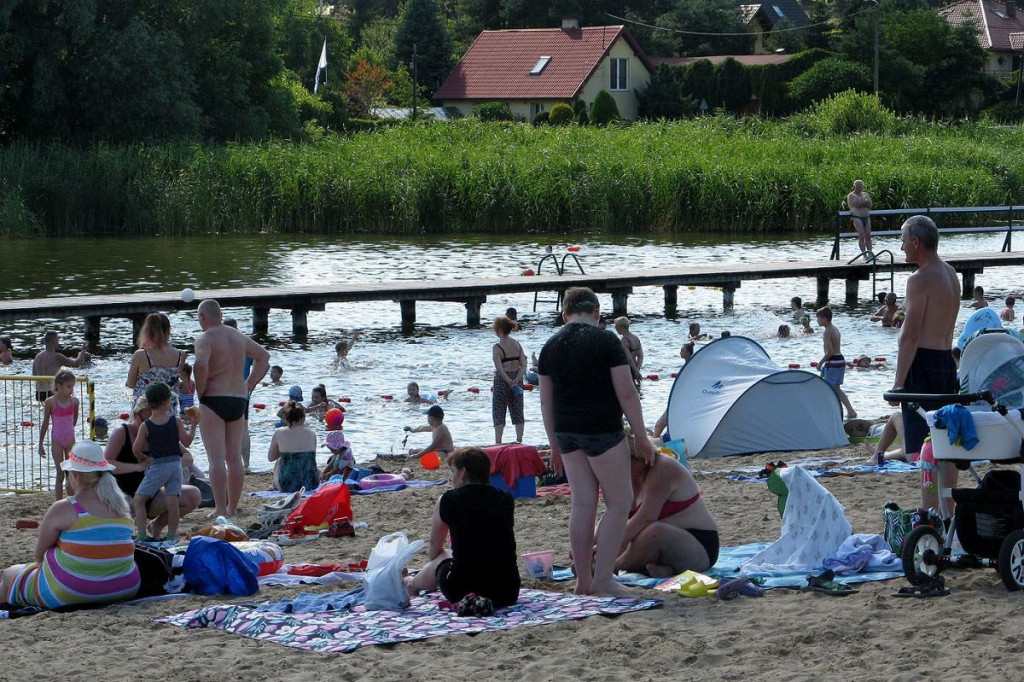 Wakacje 2020. Skwar się z nieba leje. Na miejskie plaży w Brodnicy tłoczno, ale miejsc nie brakuje [ZDJĘCIA]
