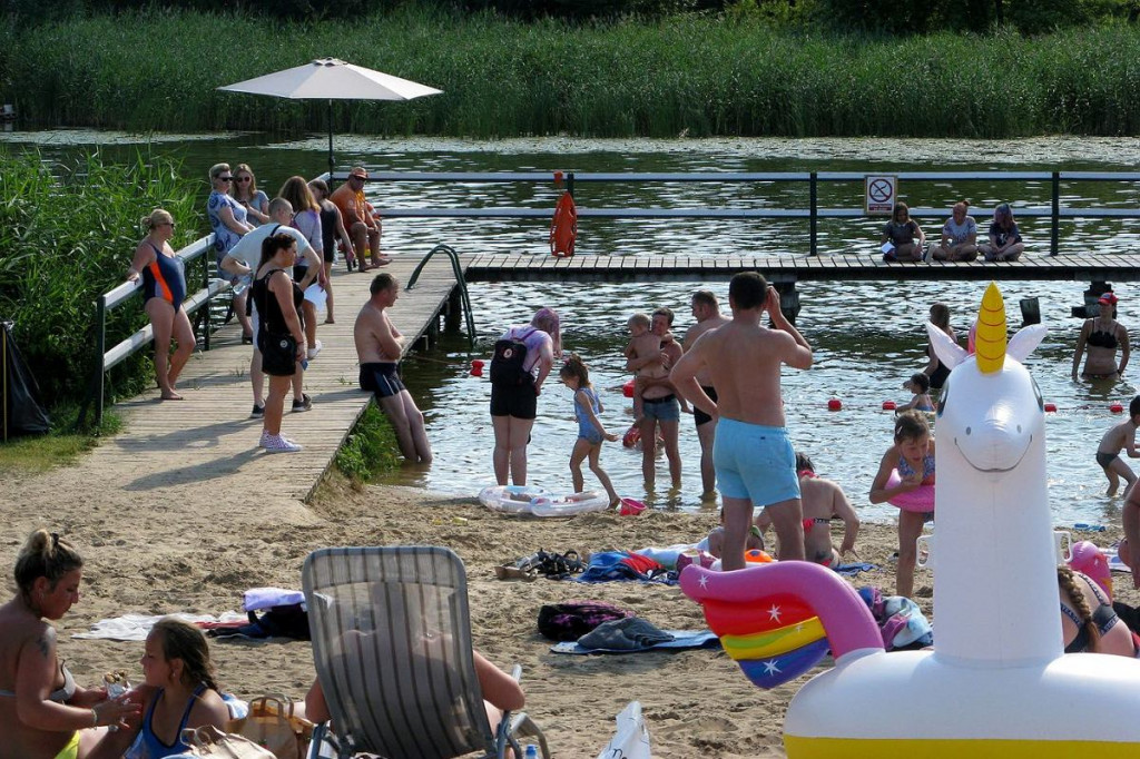 Wakacje 2020. Skwar się z nieba leje. Na miejskie plaży w Brodnicy tłoczno, ale miejsc nie brakuje [ZDJĘCIA]
