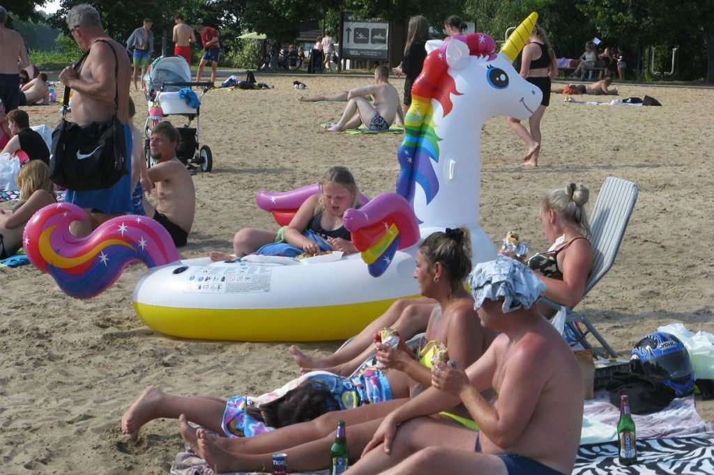 Wakacje 2020. Skwar się z nieba leje. Na miejskie plaży w Brodnicy tłoczno, ale miejsc nie brakuje [ZDJĘCIA]