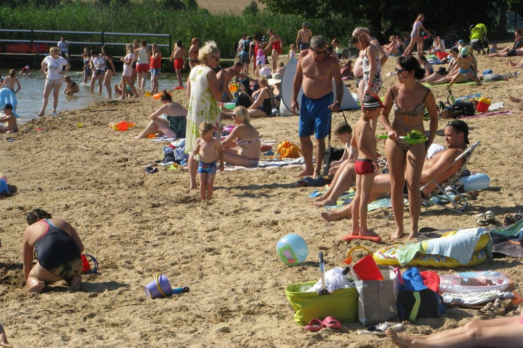 Wakacje 2020. Skwar się z nieba leje. Na miejskie plaży w Brodnicy tłoczno, ale miejsc nie brakuje [ZDJĘCIA]