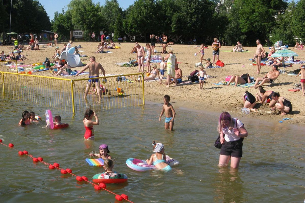 Wakacje 2020. Skwar się z nieba leje. Na miejskie plaży w Brodnicy tłoczno, ale miejsc nie brakuje [ZDJĘCIA]