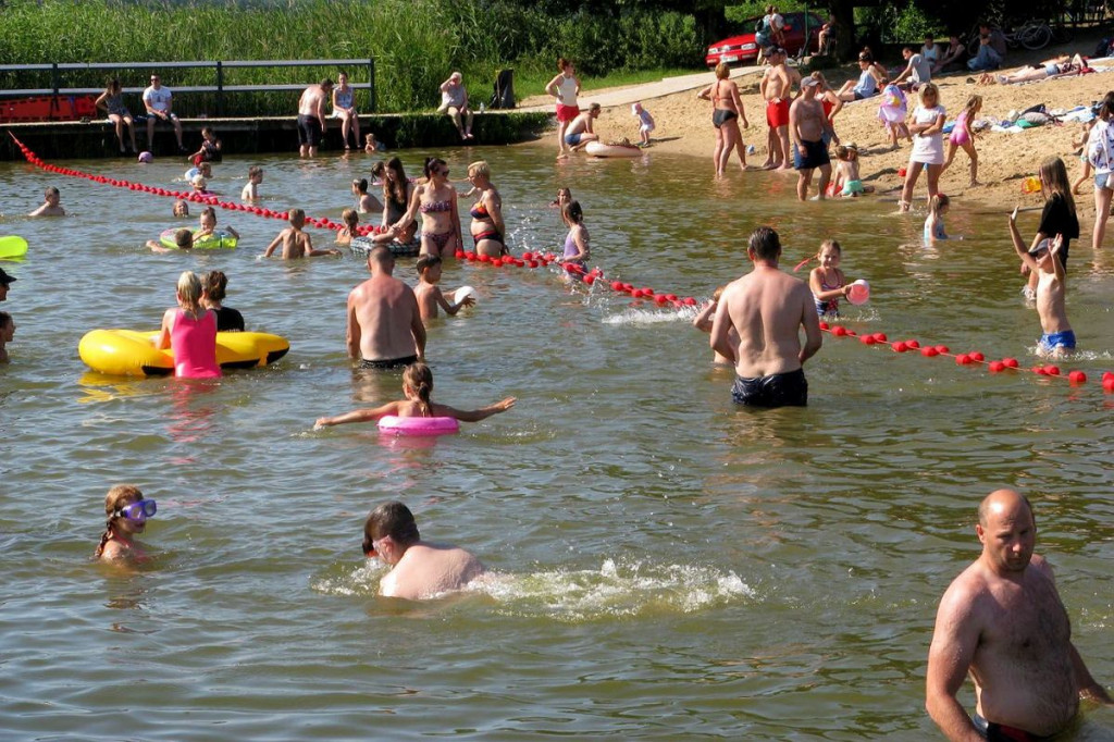 Wakacje 2020. Skwar się z nieba leje. Na miejskie plaży w Brodnicy tłoczno, ale miejsc nie brakuje [ZDJĘCIA]