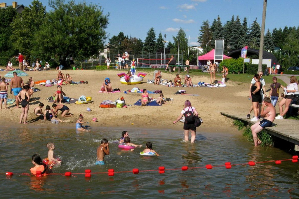 Wakacje 2020. Skwar się z nieba leje. Na miejskie plaży w Brodnicy tłoczno, ale miejsc nie brakuje [ZDJĘCIA]