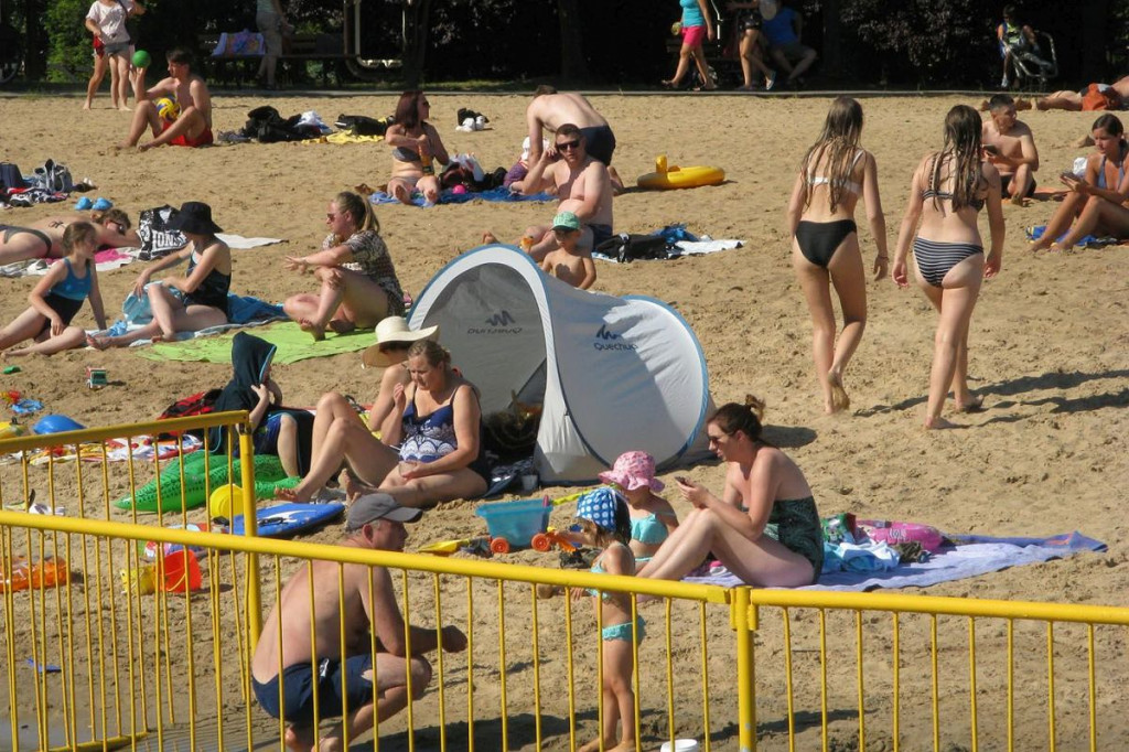 Wakacje 2020. Skwar się z nieba leje. Na miejskie plaży w Brodnicy tłoczno, ale miejsc nie brakuje [ZDJĘCIA]