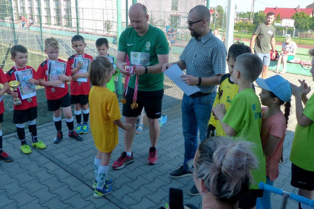 Wielkie piłkarskie emocje na boisku w Brzoziu. Nasze drużyny na podium [DUŻO ZDJĘĆ]