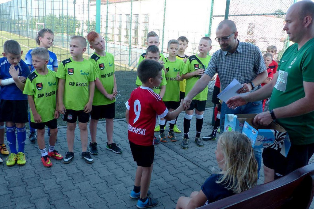Wielkie piłkarskie emocje na boisku w Brzoziu. Nasze drużyny na podium [DUŻO ZDJĘĆ]