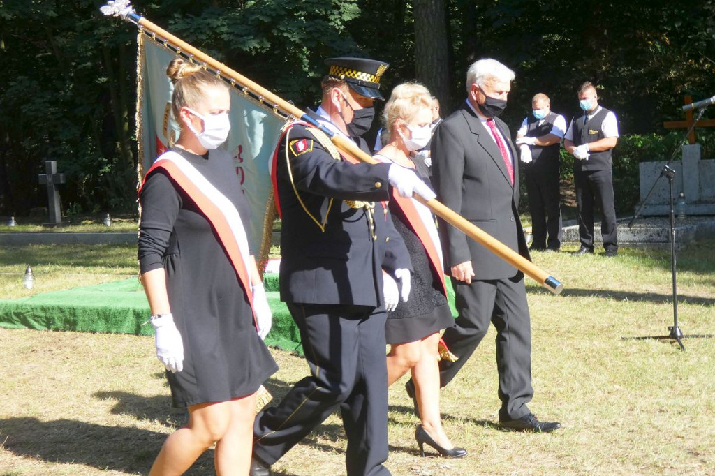 Sto lat leżeli w mogile razem z Rosjanami. Teraz pochowali ich po raz drugi. Kompanii honorowej nie było /ZDJĘCIA/