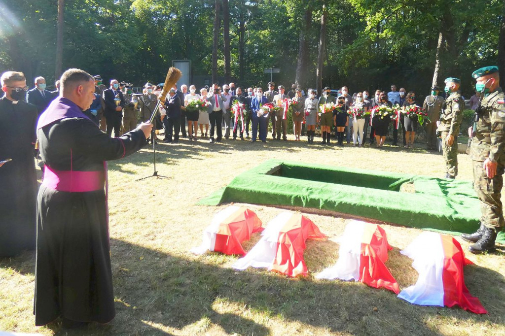 Sto lat leżeli w mogile razem z Rosjanami. Teraz pochowali ich po raz drugi. Kompanii honorowej nie było /ZDJĘCIA/