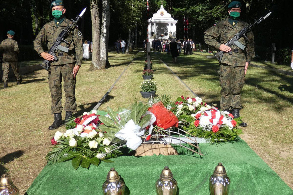 Sto lat leżeli w mogile razem z Rosjanami. Teraz pochowali ich po raz drugi. Kompanii honorowej nie było /ZDJĘCIA/