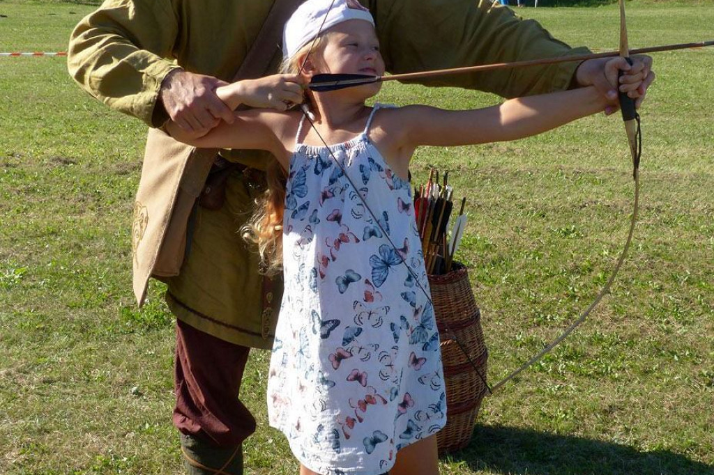 Plenerowa historyczna zabawa dla każdego w Karbowie. Tkali na krosnach, przędli na kołowrotku, strzelali z łuku [ZDJĘCIA]