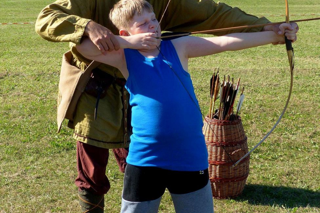 Plenerowa historyczna zabawa dla każdego w Karbowie. Tkali na krosnach, przędli na kołowrotku, strzelali z łuku [ZDJĘCIA]