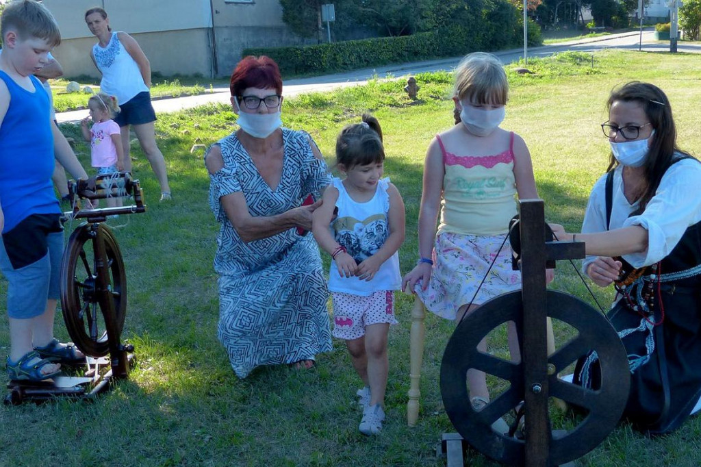 Plenerowa historyczna zabawa dla każdego w Karbowie. Tkali na krosnach, przędli na kołowrotku, strzelali z łuku [ZDJĘCIA]
