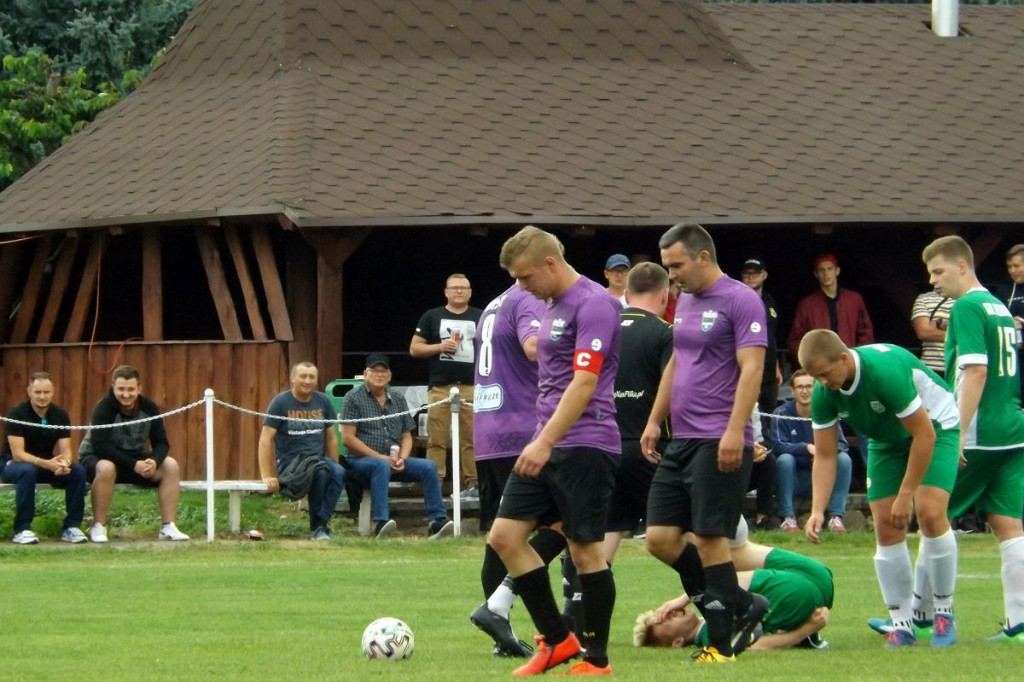 Piłkarskie derby powiatu brodnickiego w klasie B. Gol wygrywa [ZDJĘCIA]