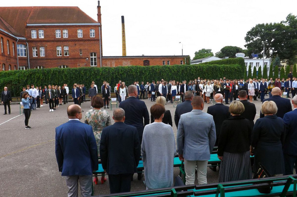 Inauguracja na szkolnym boisku. 