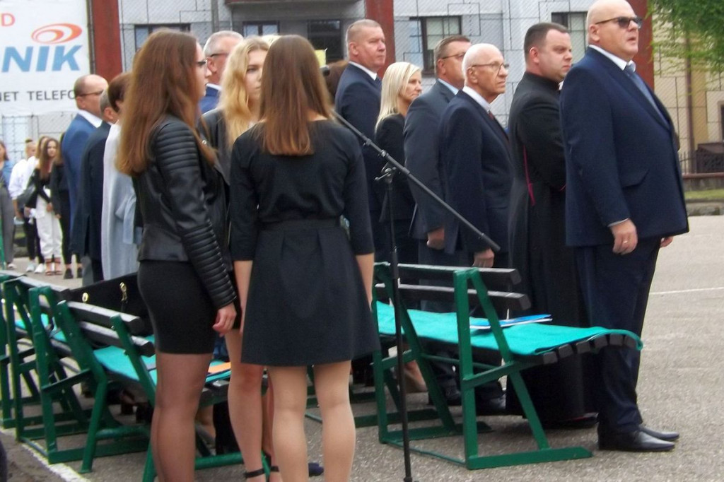 Inauguracja na szkolnym boisku. 