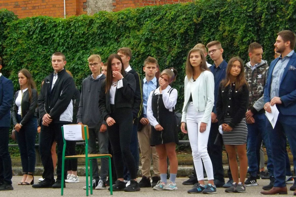 Inauguracja na szkolnym boisku. 
