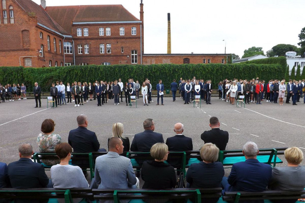 Inauguracja na szkolnym boisku. 