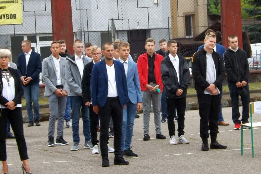 Inauguracja na szkolnym boisku. 