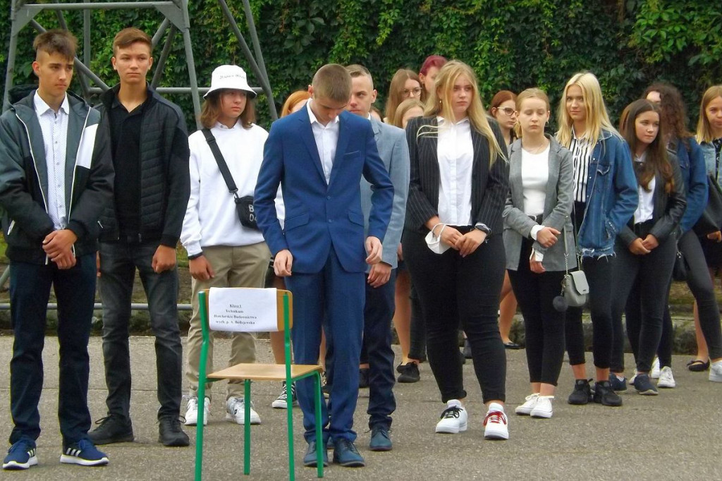 Inauguracja na szkolnym boisku. 