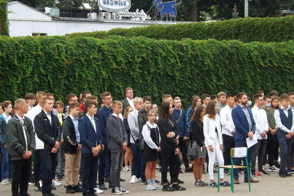 Inauguracja na szkolnym boisku. 
