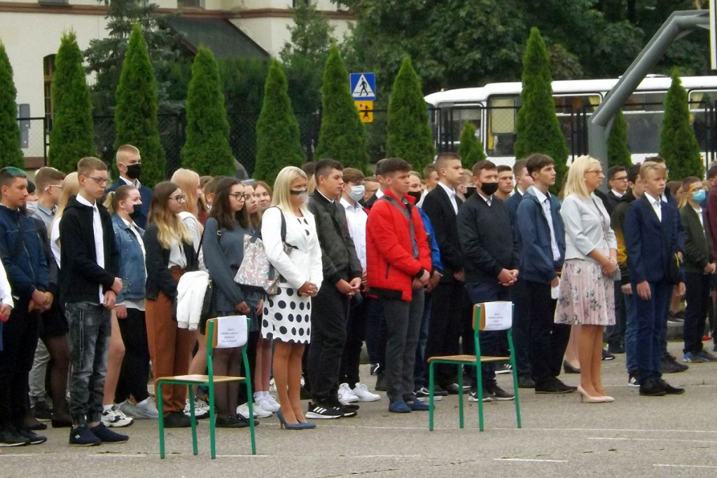Inauguracja na szkolnym boisku. 
