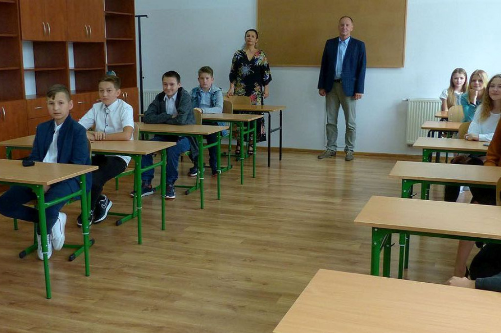 Rozpoczęcie roku szkolnego bez rodziców. Wyjątkiem były pierwszaki, którym mógł towarzyszyć jeden z nich [ZDJĘCIA]