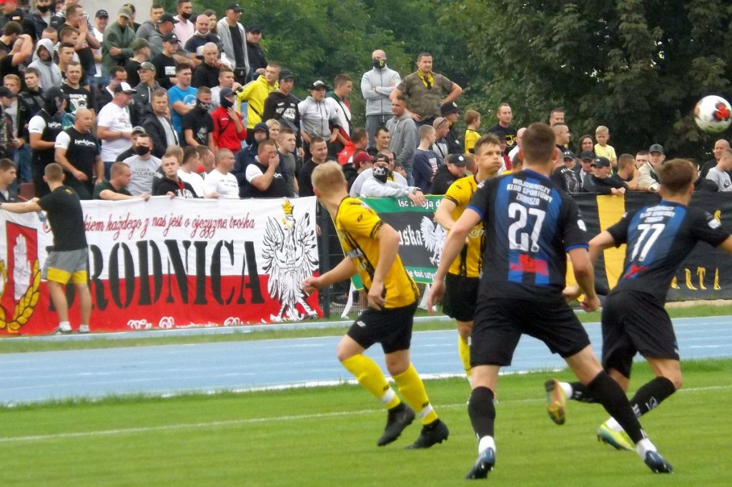 Zawisza w Brodnicy. Mecz, doping, ponad stu policjantów [ZDJĘCIA]