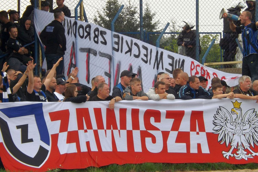Zawisza w Brodnicy. Mecz, doping, ponad stu policjantów [ZDJĘCIA]