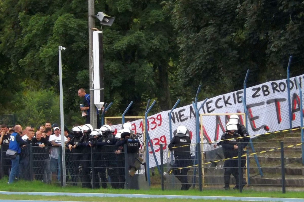 Zawisza w Brodnicy. Mecz, doping, ponad stu policjantów [ZDJĘCIA]