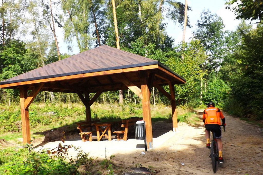 Zbudowali ścieżkę pieszo-rowerową obok jeziora. A teraz planują ustawić na wodzie pływający pomost [ZDJĘCIA]