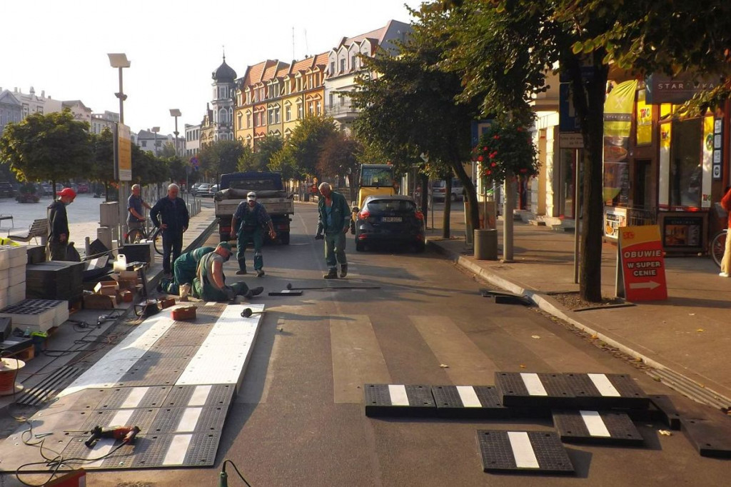 Nowy sposób na spowolnienie ruchu pojazdów na Dużym Rynku. Teraz motocyklistom trudno będzie już urządząć sobie wyścigi