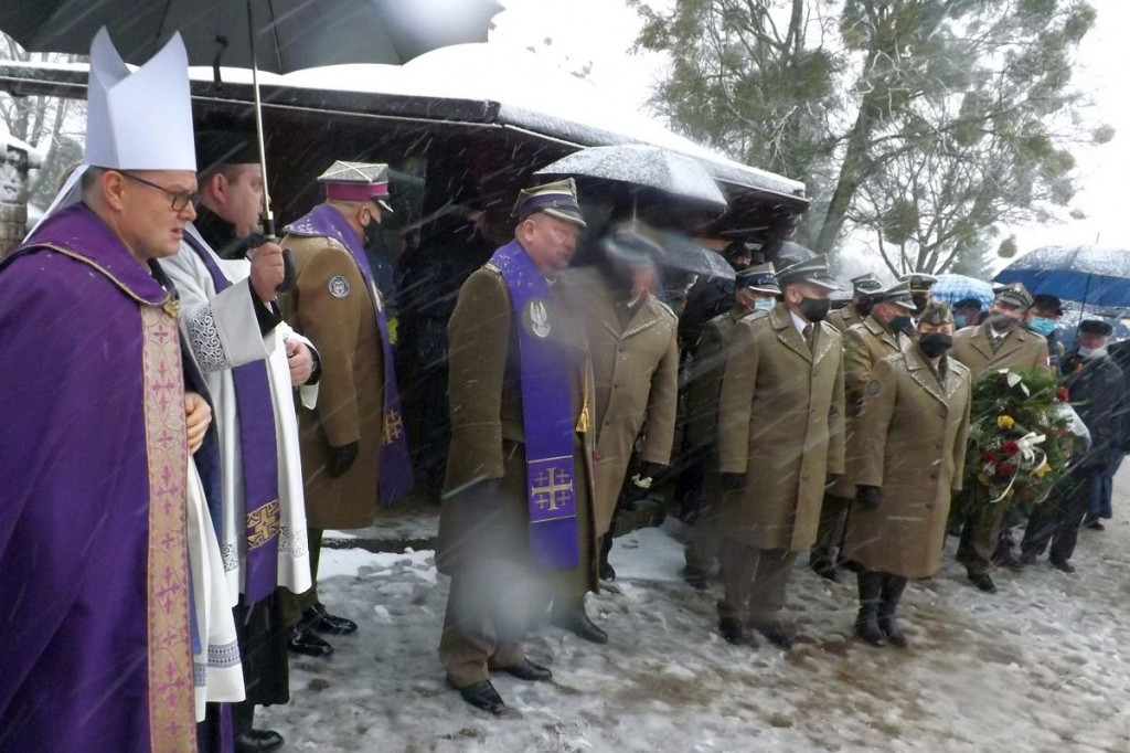 Mieszkańcy pożegnali księdza prałata. 