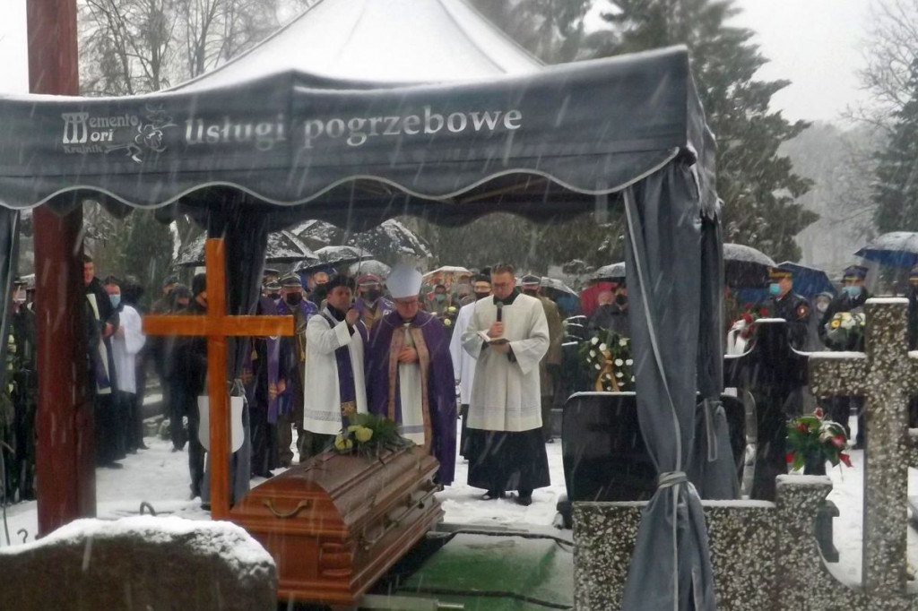 Mieszkańcy pożegnali księdza prałata. 