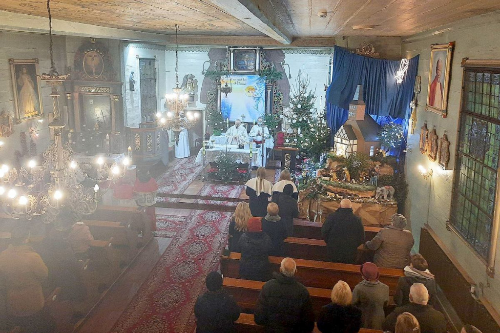 Niezwykłe dzieło parafian w małej świątyni. Wierna miniatura kościoła, wiejskie budynki, nawet poczta