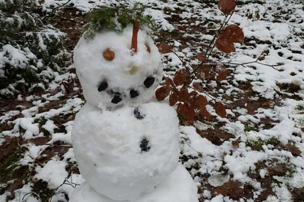 Po latach bez zimy nowa zabawa dla dzieci: lepienie bałwanów. 