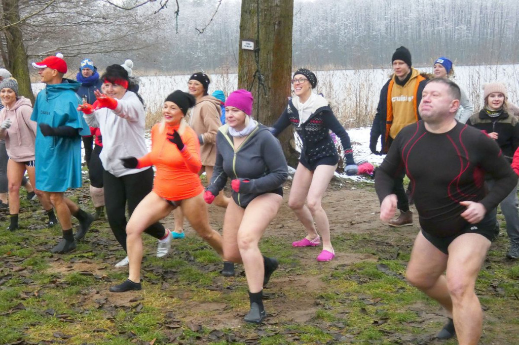 Na Pojezierzu Brodnickim mamy setki morsów. Kąpią się co tydzień [ZDJĘCIA]