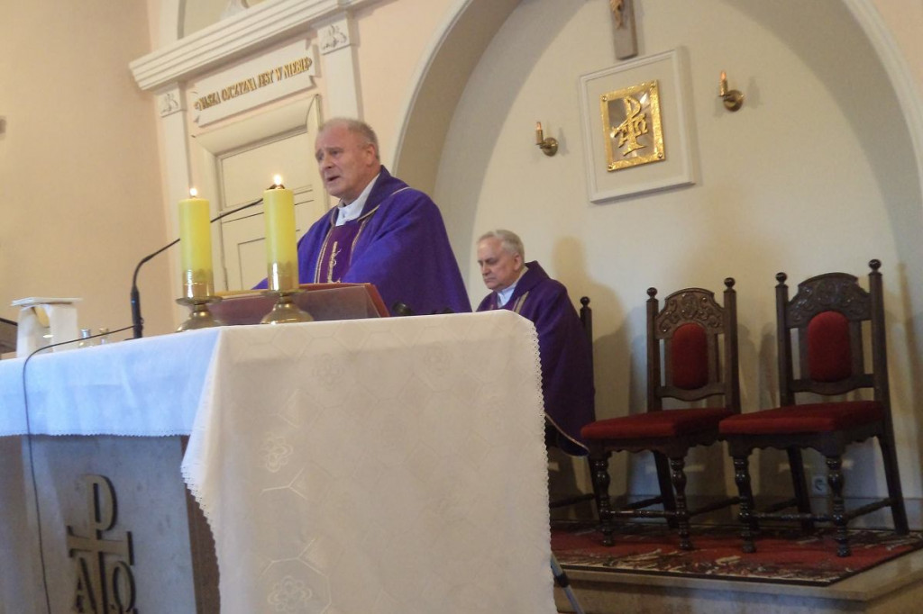 Rok temu zmarł ksiądz z Jastrzębia. Mieszkańcy jego rodzinnej wsi tłumnie odwiedzali go w jego parafii