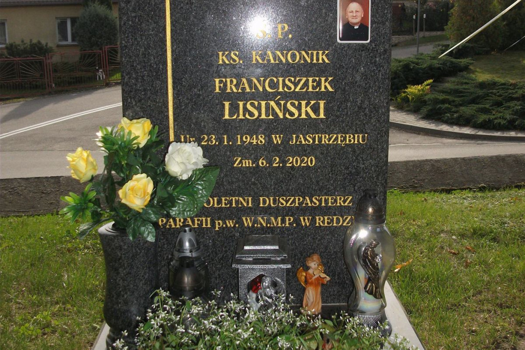 Rok temu zmarł ksiądz z Jastrzębia. Mieszkańcy jego rodzinnej wsi tłumnie odwiedzali go w jego parafii