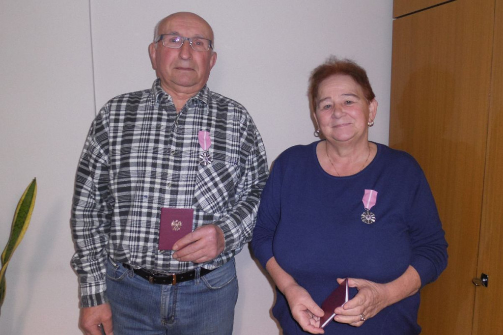 Przeżyli razem 50 lat. Otrzymali Medale Prezydenta RP za Długoletnie Pożycie Małżeńskie [ZDJĘCIA]