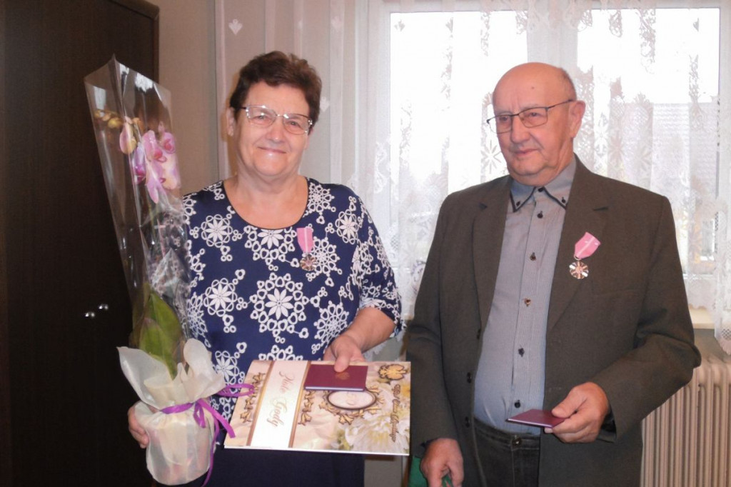 Przeżyli razem 50 lat. Otrzymali Medale Prezydenta RP za Długoletnie Pożycie Małżeńskie [ZDJĘCIA]