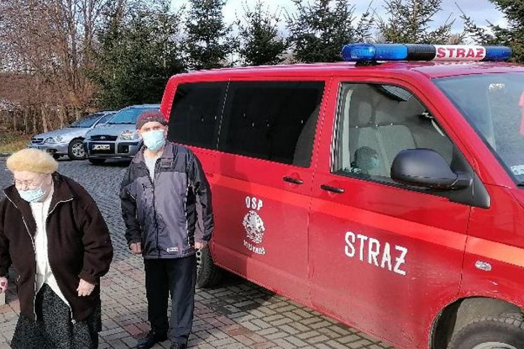 Zakażenia w poniedziałek. Szczególna atrakcja: strażackim wozem na szczepienie