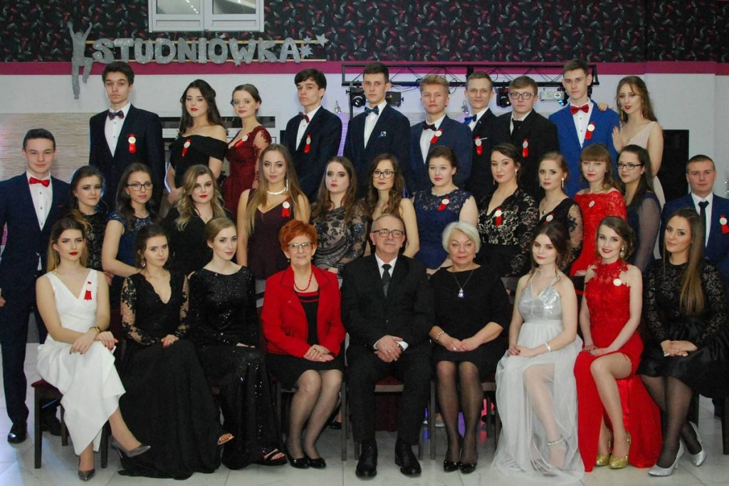 Dziś koniec karnawału. W tym roku studniówek nie było, powspominajmy te sprzed lat [ZDJĘCIA]
