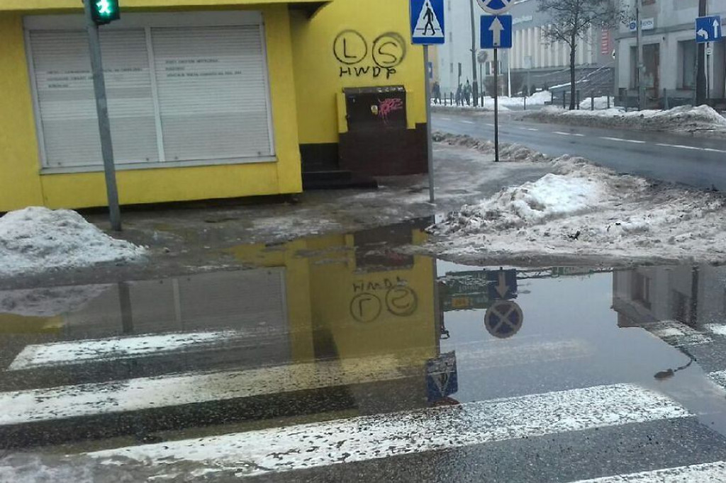 Tak wyglądają brodnickie ulice po odwilży. Kałuże, błoto, dziury, koleiny [ZDJĘCIA]