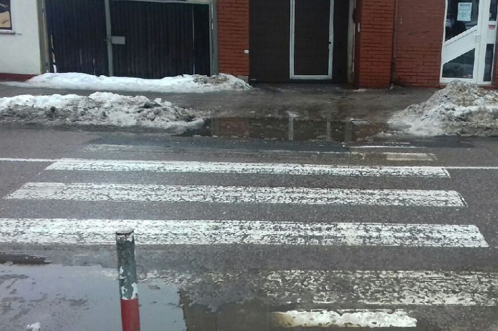 Tak wyglądają brodnickie ulice po odwilży. Kałuże, błoto, dziury, koleiny [ZDJĘCIA]