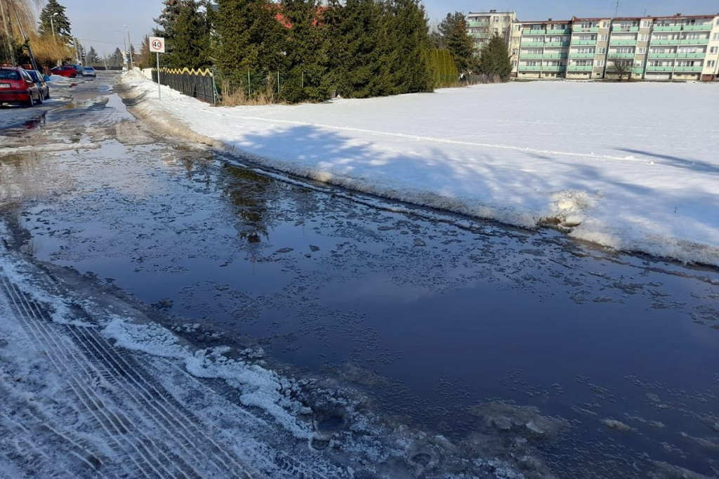 Tak wyglądają brodnickie ulice po odwilży. Kałuże, błoto, dziury, koleiny [ZDJĘCIA]