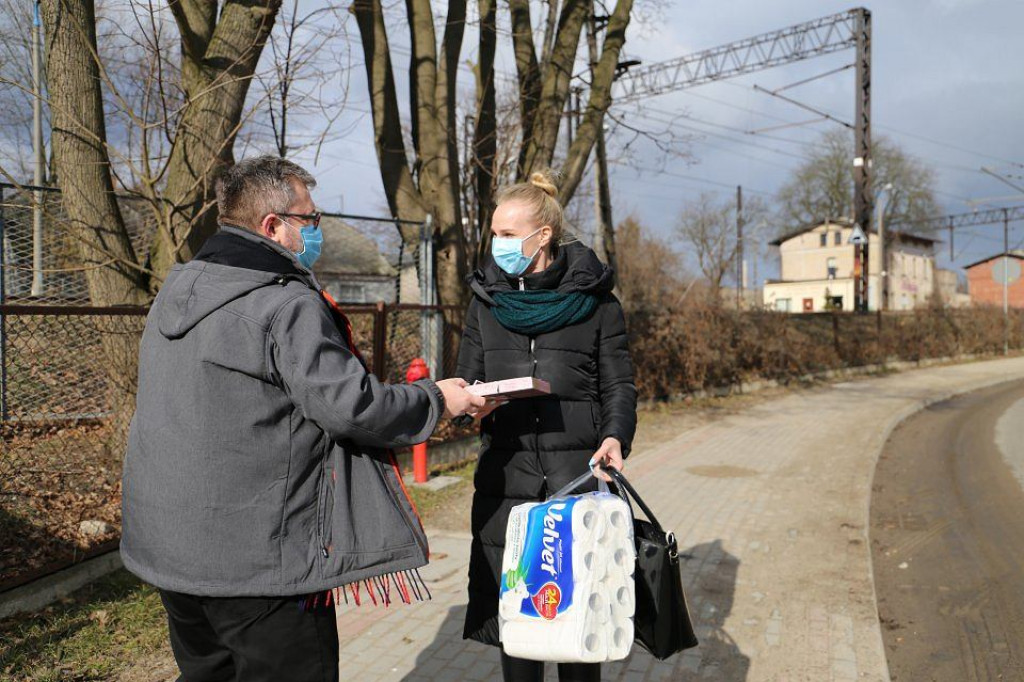 Jak lokalne władze świętowały pandemiczny Dzień Kobiet. Oryginalnością popisał się burmistrz Jabłonowa [ZDJĘCIA]
